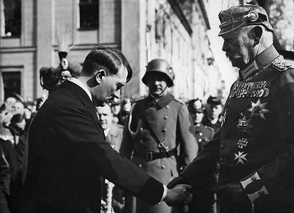Le chancelier Hitler et le Reichspresident Paul von Hindenburg (mars 1933) Le chancelier Hitler et le Reichspresident Paul von Hindenburg (mars 1933)